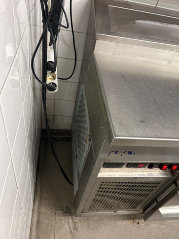 1423306-15 Rostfri kylbänk med ränna och 9 lådor