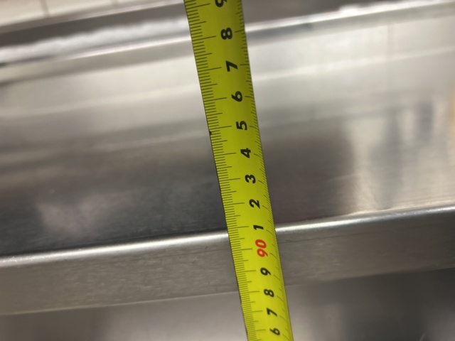 1423306-18 Rostfri kylbänk med ränna och 9 lådor