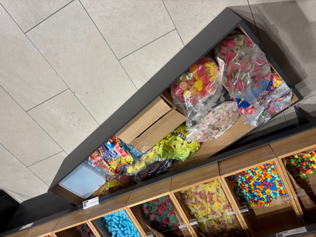 1410702-5 Lösgodishyllor inkl lösgodis