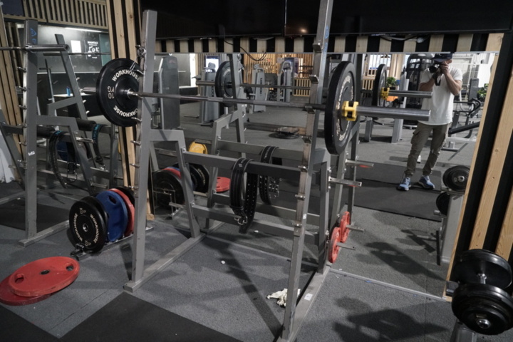 1403935-2 Bench press station with bar and weights