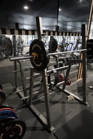 1403935-4 Bench press station with bar and weights