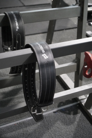 1403935-5 Bench press station with bar and weights