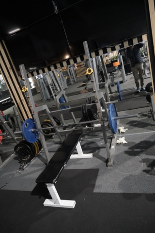 1403935-7 Bench press station with bar and weights