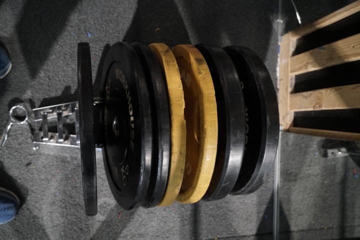 1403935-9 Bench press station with bar and weights