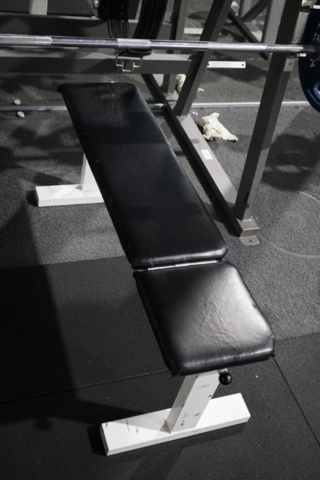 1403935-11 Bench press station with bar and weights