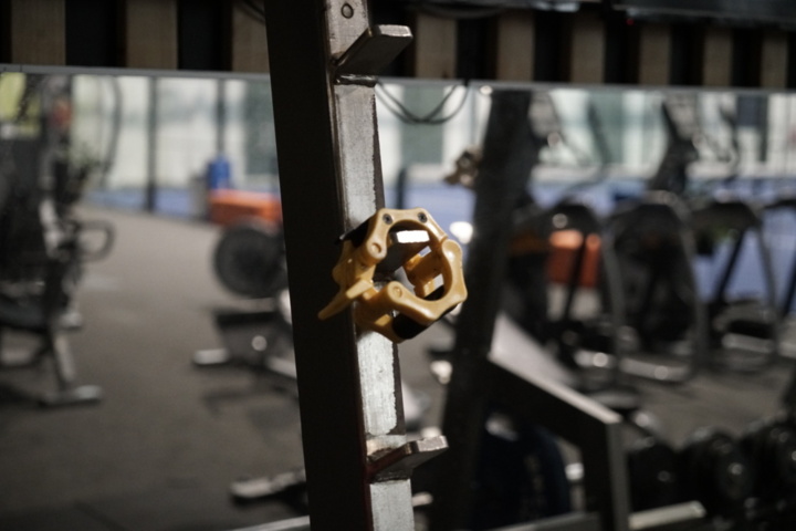 1403935-13 Bench press station with bar and weights