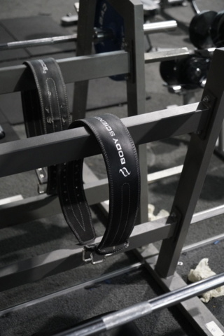 1403935-14 Bench press station with bar and weights