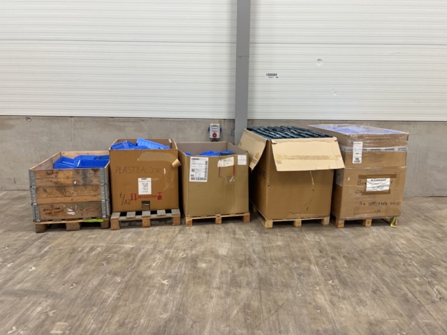 1429811-1 Större sortiment med plastbackar