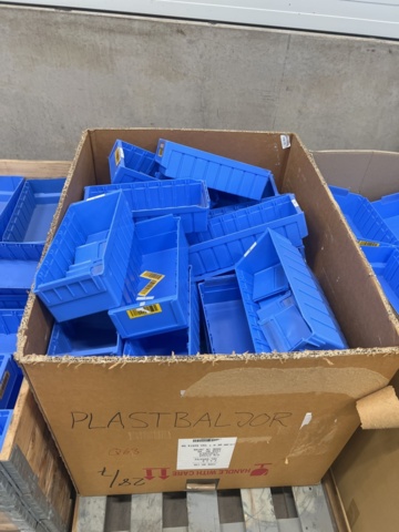 1429811-3 Större sortiment med plastbackar