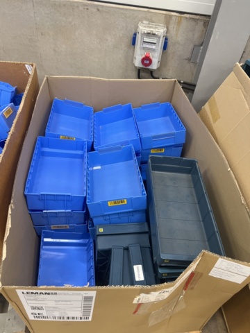 1429811-4 Större sortiment med plastbackar