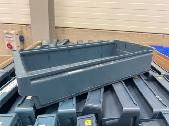 1429811-8 Större sortiment med plastbackar