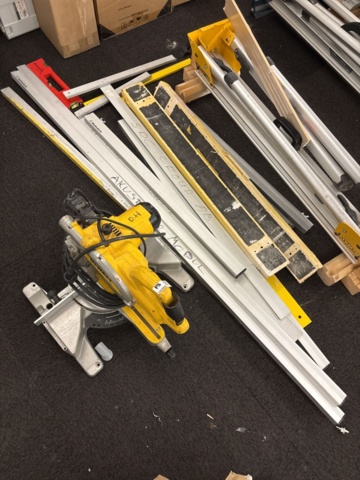Cross-cut and mitre saw with stand and measuring equipment - DeWalt ...