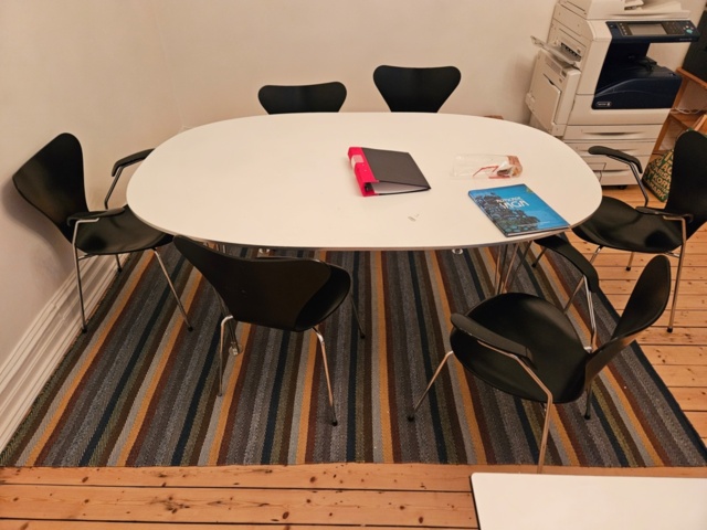 918961-9 Kontorsmöbler, Fritz Hansen bord & stolar, skrivare m.m.