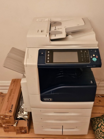 918961-20 Kontorsmöbler, Fritz Hansen bord & stolar, skrivare m.m.