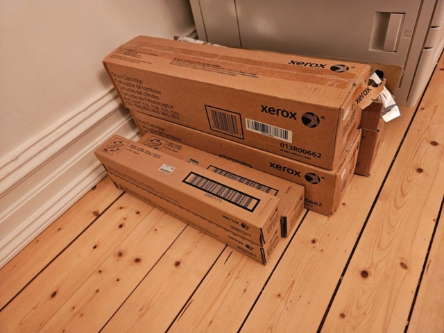 918961-25 Kontorsmöbler, Fritz Hansen bord & stolar, skrivare m.m.