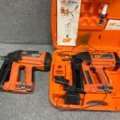 1368103-1 Batteridrivna spikpistoler 2st, batteri och laddare