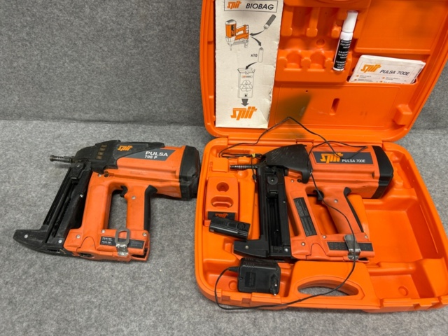 1368103-1 Batteridrivna spikpistoler 2st, batteri och laddare