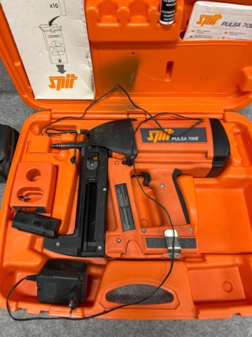 1368103-2 Batteridrivna spikpistoler 2st, batteri och laddare