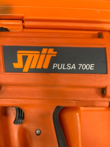 1368103-3 Batteridrivna spikpistoler 2st, batteri och laddare