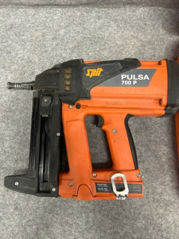 1368103-4 Batteridrivna spikpistoler 2st, batteri och laddare