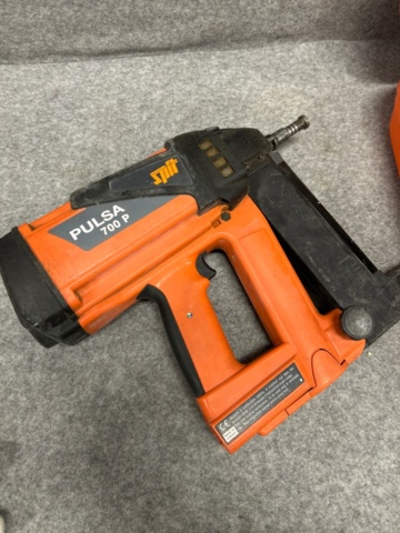 1368103-5 Batteridrivna spikpistoler 2st, batteri och laddare