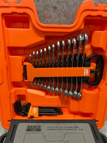 1368104-3 Hylsnyckelsats och bitsatser