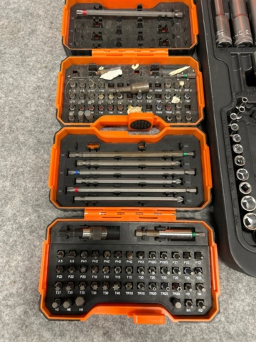 1368104-4 Hylsnyckelsats och bitsatser