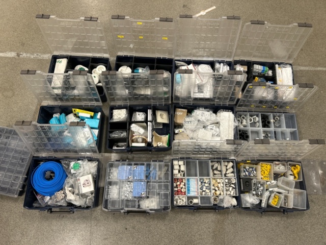 1368109-1 Sortimentlådor med innehåll, enligt bilder