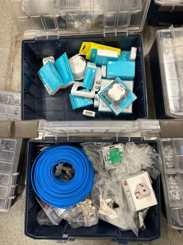 1368109-3 Sortimentlådor med innehåll, enligt bilder