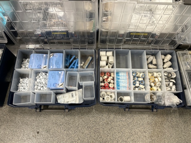 1368109-4 Sortimentlådor med innehåll, enligt bilder