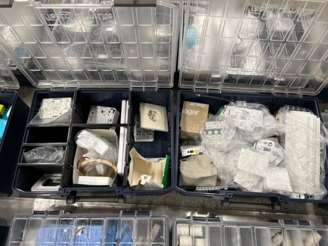 1368109-5 Sortimentlådor med innehåll, enligt bilder