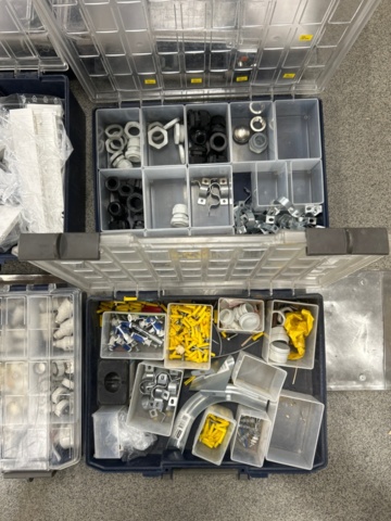 1368109-6 Sortimentlådor med innehåll, enligt bilder