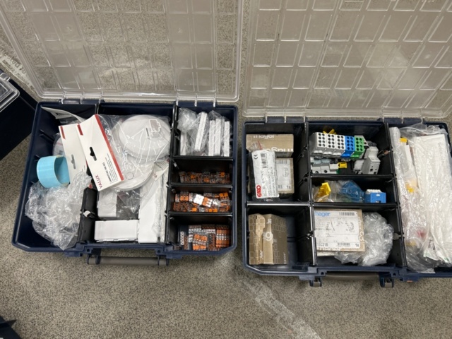 1368109-7 Sortimentlådor med innehåll, enligt bilder