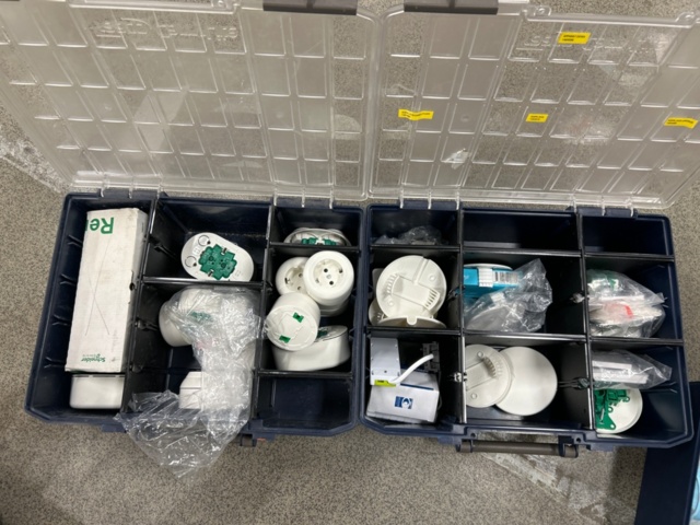 1368109-8 Sortimentlådor med innehåll, enligt bilder