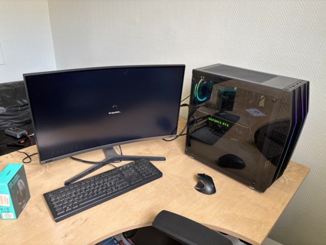 Desktop gaming computer with screen - PS Auction - We value the future ...