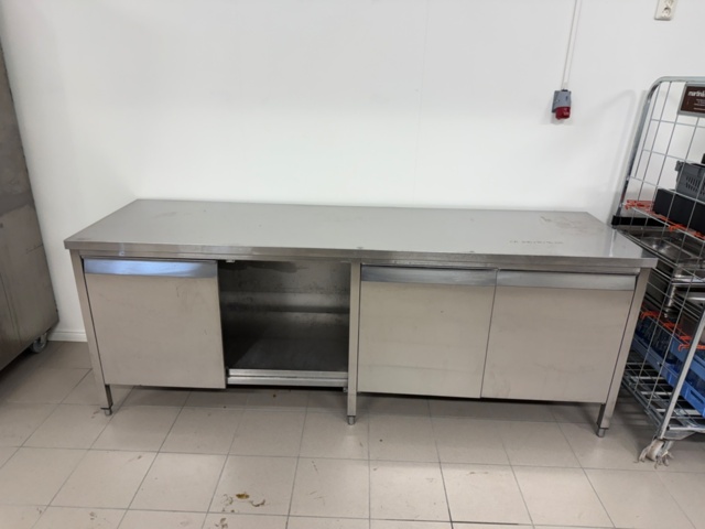 1176524-2 Workbench 285x70x90 cm with 3 doors. Shelves included