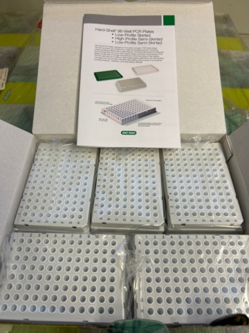 1368033-35 Stort parti med laboratorietillbehör och utrustning - ca 700 000 artiklar