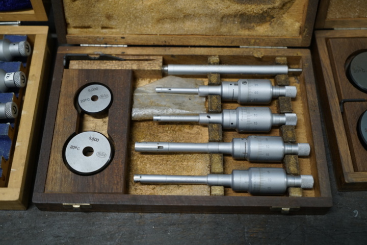 1404073-3 Inside micrometers in wooden boxes – Helios & Etalon