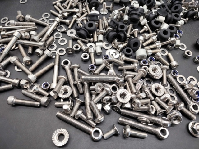 1431819-2 Skruv och tillbehör för Cake modeller