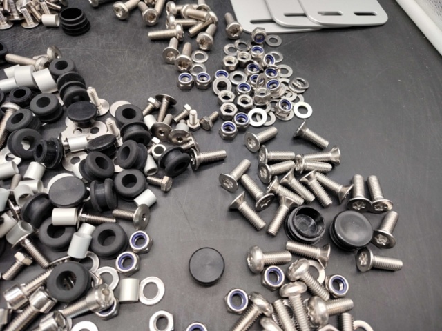 1431819-3 Skruv och tillbehör för Cake modeller