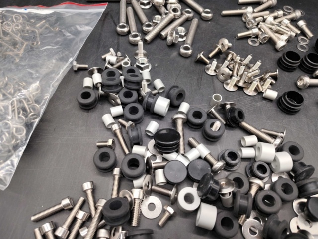 1431819-4 Skruv och tillbehör för Cake modeller