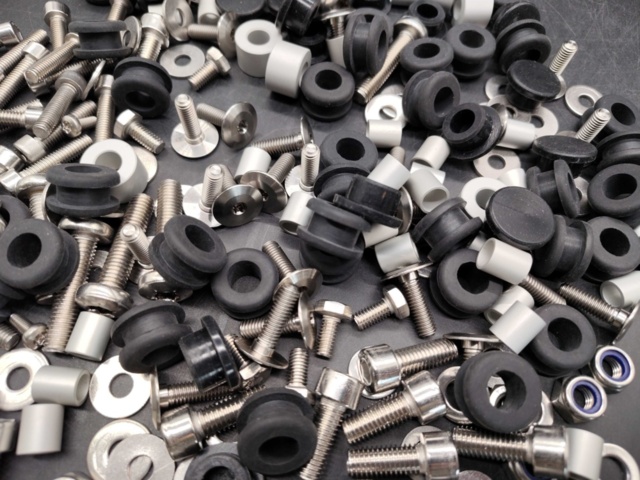 1431819-10 Skruv och tillbehör för Cake modeller