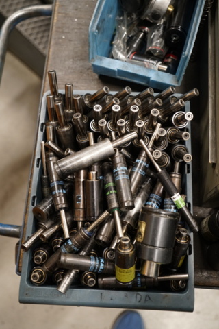 1404115-2 Assortment of springs, dampers and small parts