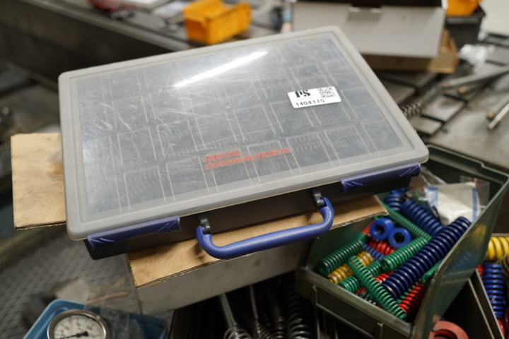 1404115-4 Assortment of springs, dampers and small parts