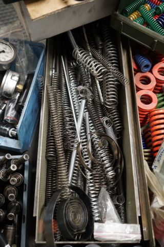 1404115-5 Assortment of springs, dampers and small parts