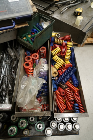 1404115-6 Assortment of springs, dampers and small parts