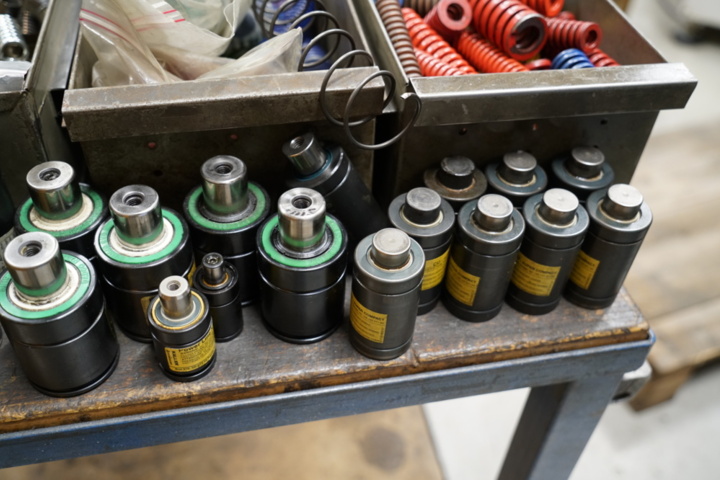 1404115-8 Assortment of springs, dampers and small parts