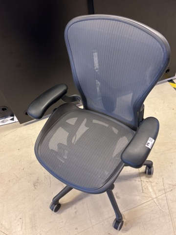 1409260-7 Office chair with armrests - Herman Miller