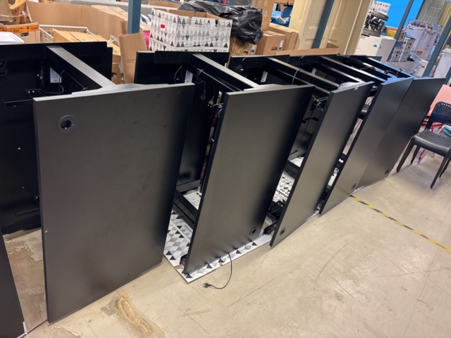 1409272-3 Parti med elektriska skrivbord och kontorsstolar -10 arbetsplatser - Herman Miller & Rol Ergo