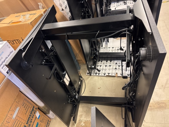 1409272-4 Parti med elektriska skrivbord och kontorsstolar -10 arbetsplatser - Herman Miller & Rol Ergo